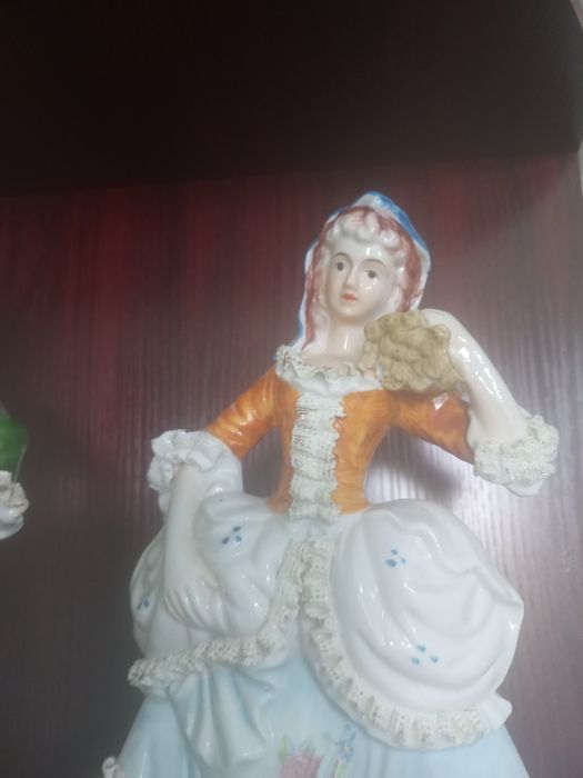 Продам фарфоровые статуэтки.производство Германия.высота 50 сантиметро