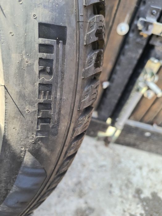 Vând jante Audi cu cauciucuri de iarna