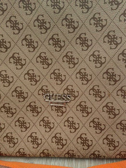 Дамски чанти Guess,Stradivarius,Balenciaga