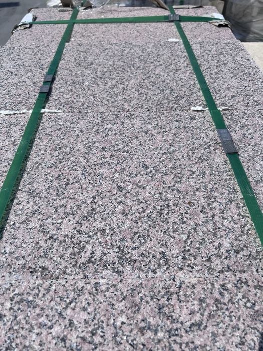 Granit fiamat rose-antiderapant pe stoc