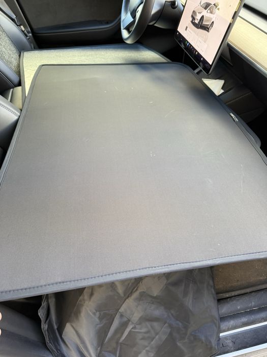 Сенник за Tesla Model Y