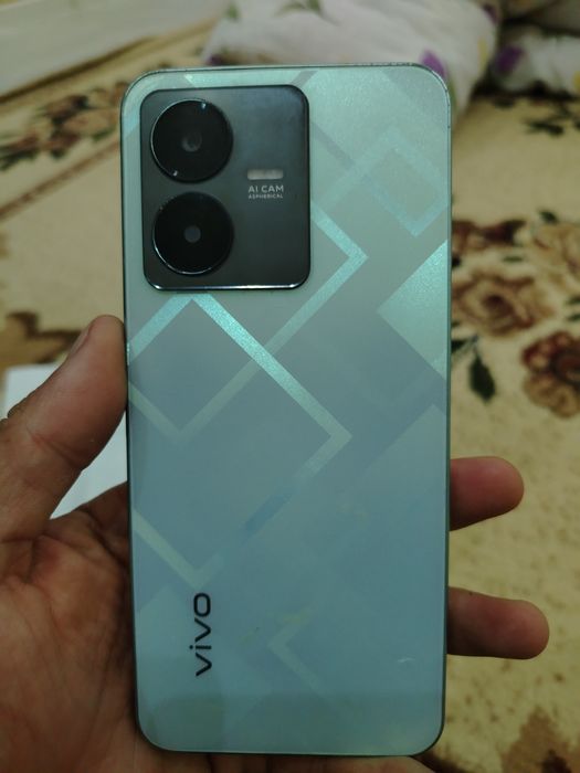 VIVO Y22 кыз устаган гаражда турган минилмей.