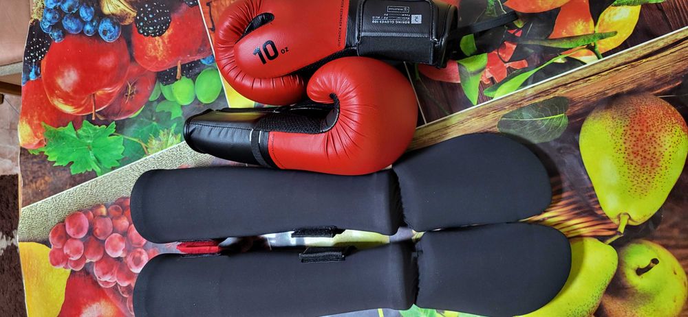 Echipament Kickboxing - mănuși si tibiere