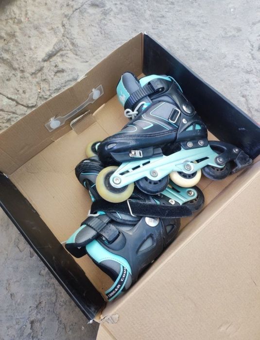 Продаются ролики и можно мальчику либо девочке от 30 размера до 33 раз