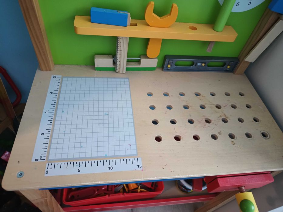 Дървена работна маса за деца с инструмента и аксесоари