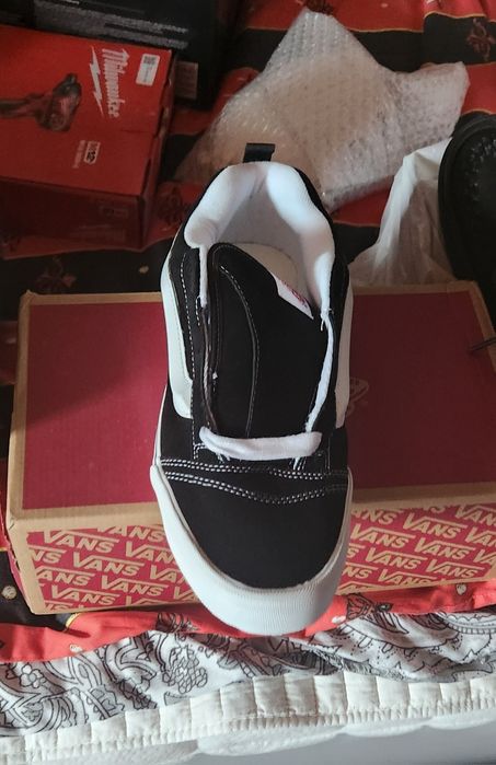 Vand 2 perechi pantofi piele nr 46 o pereche tenesi( Vans nr 46 si