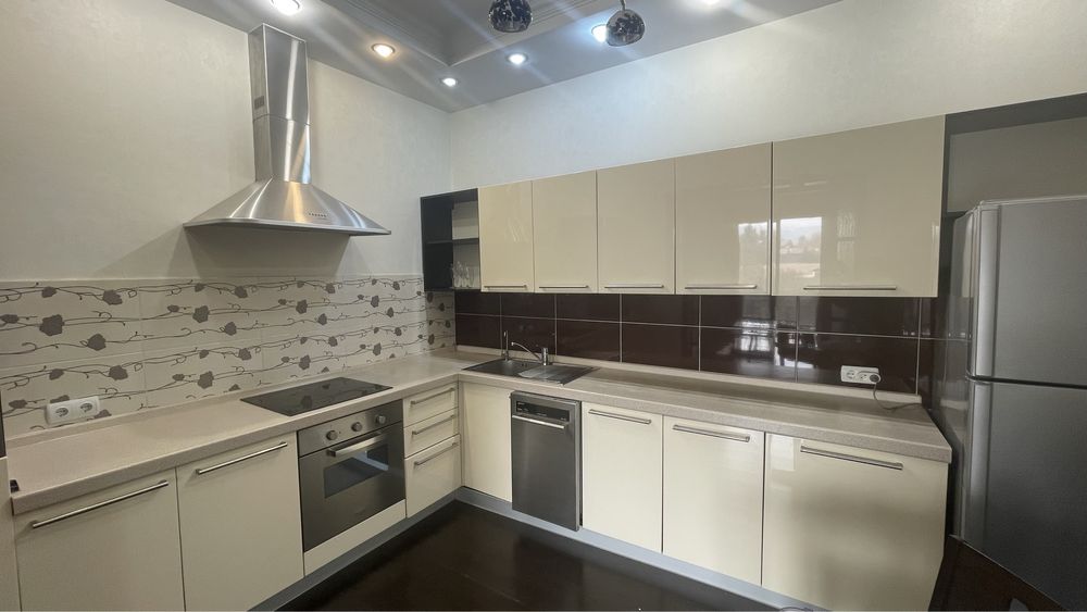 Кухонный гарнитур. И вся техника