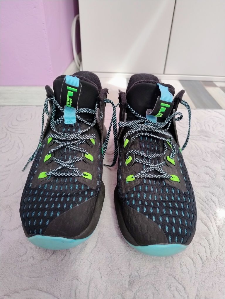 Nike LeBron Witness 5