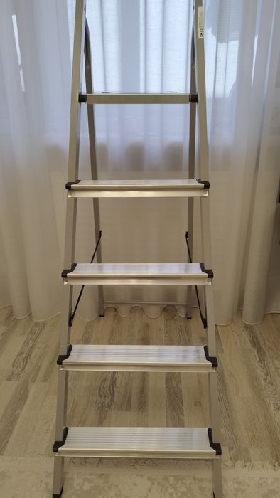 Продам стремянку 5 ступеней