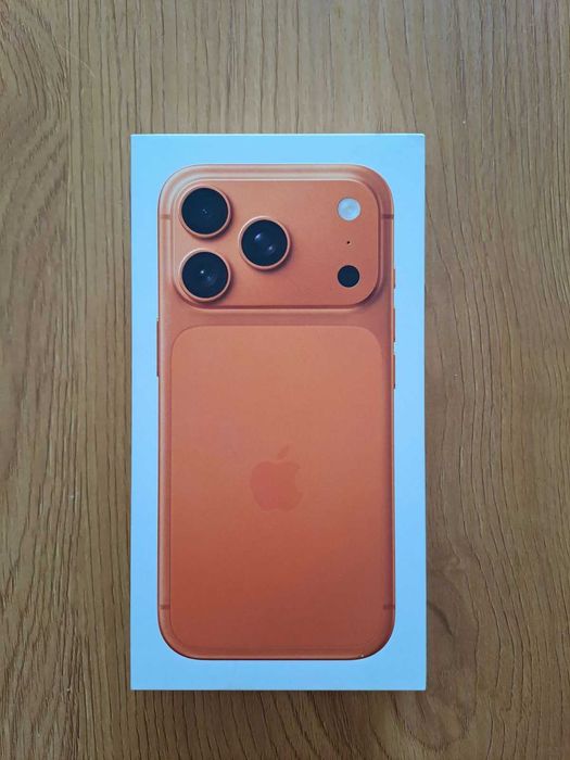 НОВ! Apple iPhone 17 Pro 256GB Cosmic Orange с протектор от iStyle