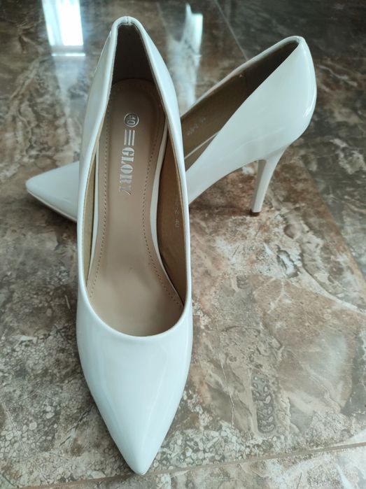 Официални бели обувки