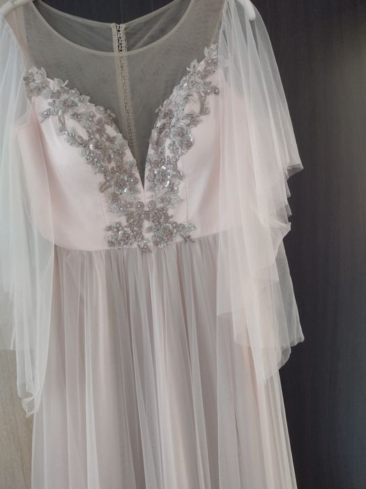 Rochie de ocazie de culoare piersică perfectă pentru evenimente