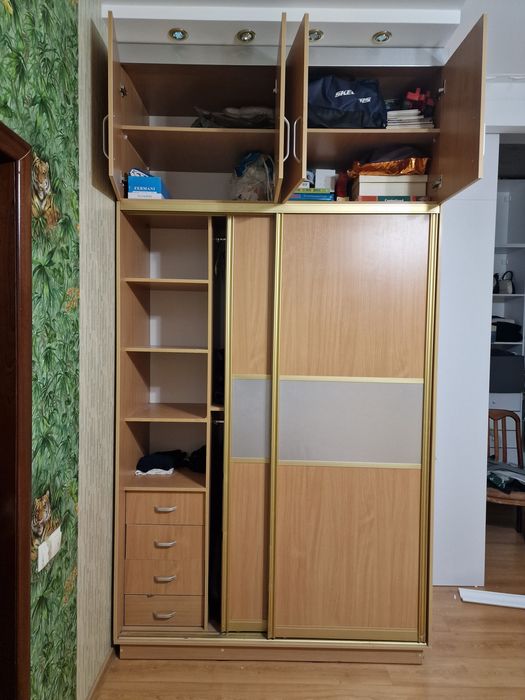 Шкаф в отличном состояний.