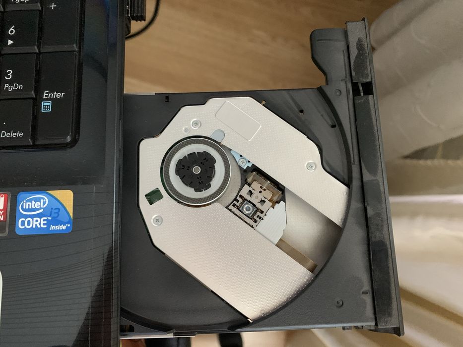 Laptop ASUS cu procesor i3