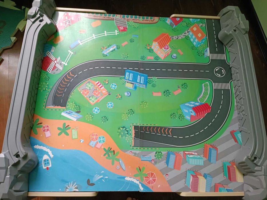 Hape - Дървена влакова композиция с маса