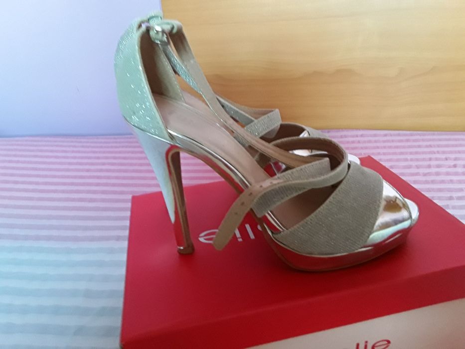 Vând Sandale Damă Elegante Mărimea 37  Italia