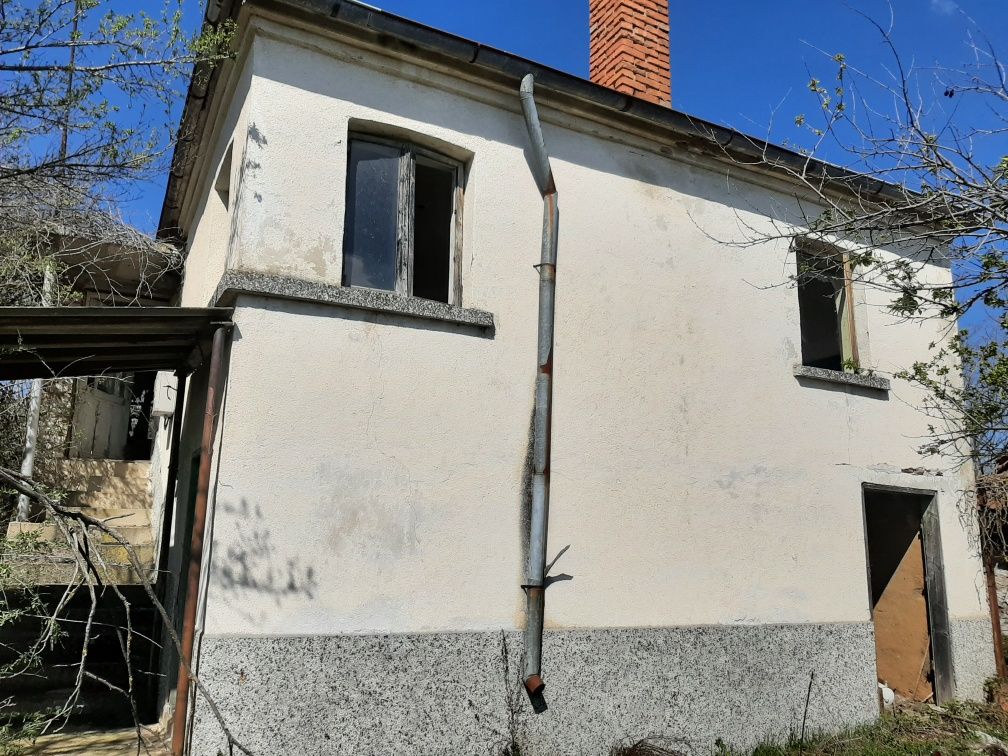Самостоятелна къща с двор
