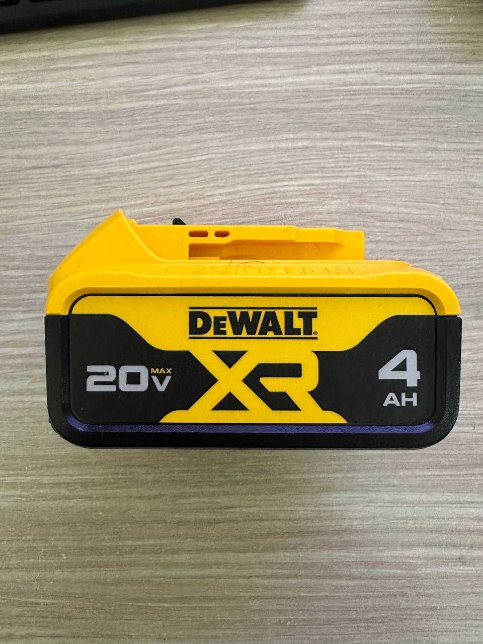 Аккумулятор DEWALT DCB204 Li-Ion 4.0 Ач 20V MAX* XR