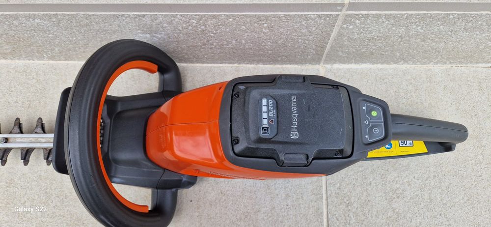 Husqvarna mașină de tuns gard viu pe acumulator