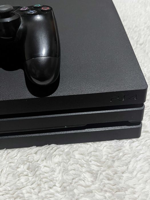 PlayStation 4 Pro + игри + HDMI кабел