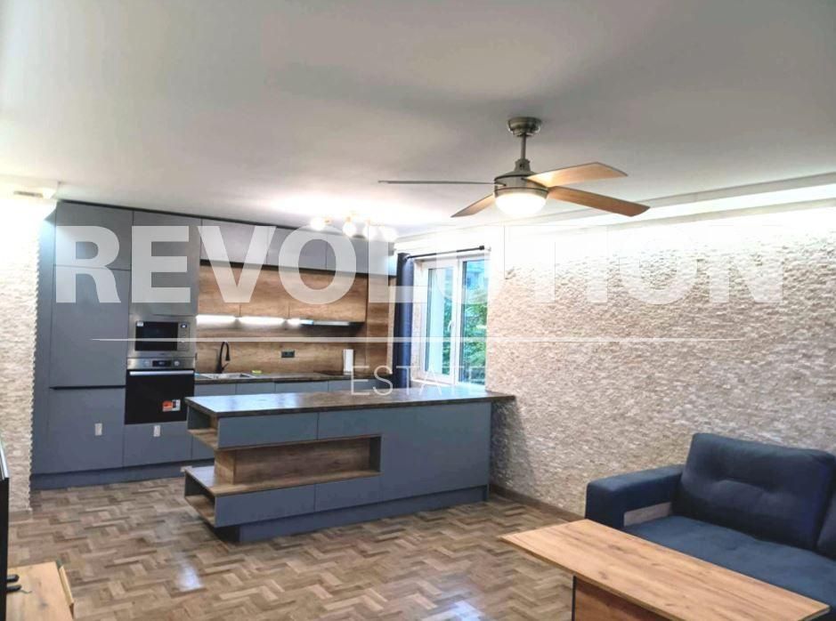 Тристаен апартамент в района на Бриз!