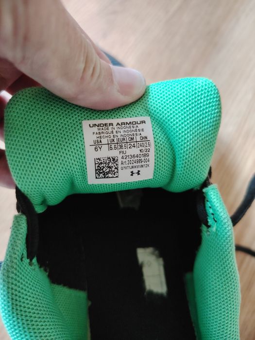 Adidași Adidas și Skechers purtați