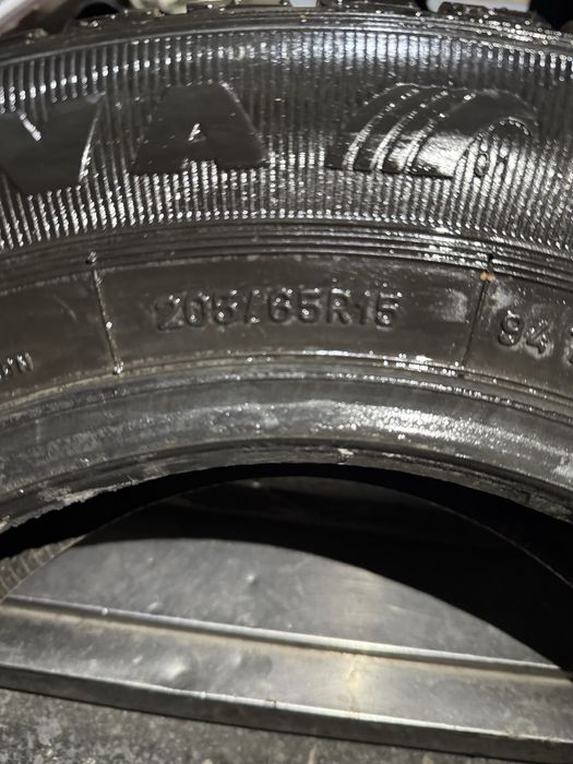 Шины зимние 205/65R15 в хорошем состоянии
