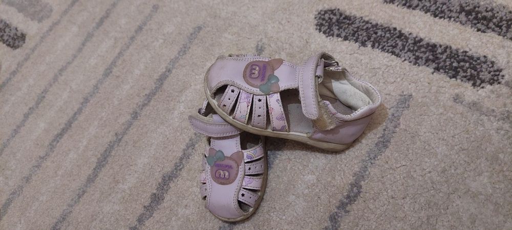 Босоножки для девочек. 24 размера
