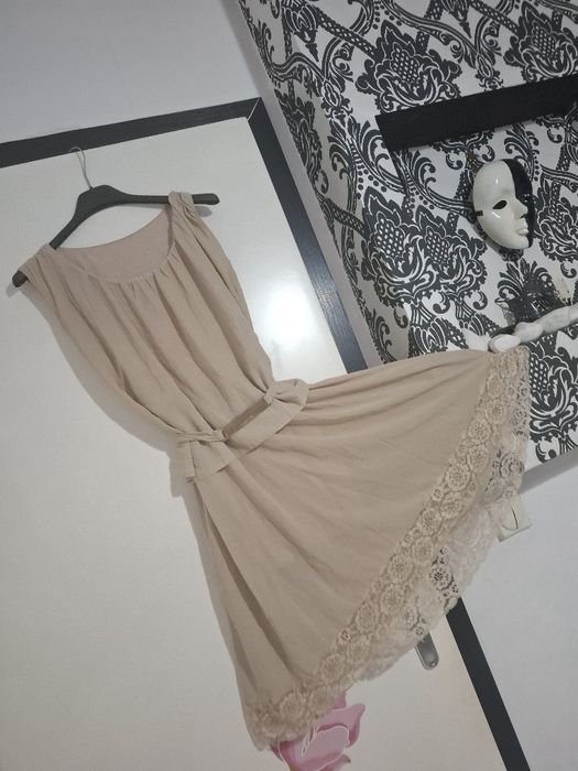 Рокля 2 за цената на 1, красива комбинация в бежов цвят