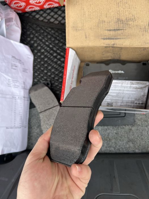 Чисто нови  предни накладки BREMBO за BMW E9x 330d