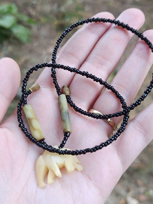 Colier/lant din margele negre cu un pandantiv in forma de elefant