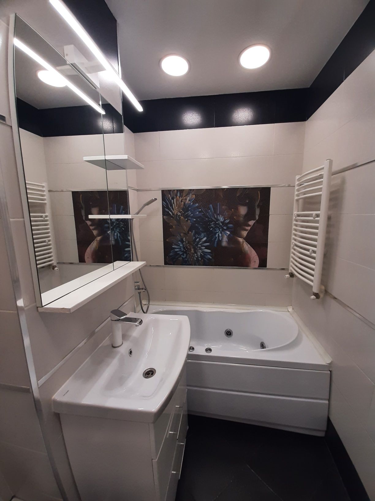 Inchiriez apartament cu 2 camere, zona Piata Rogerius