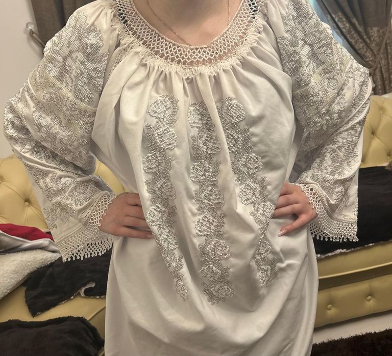 Cămașă cu mărgele cusuta manual