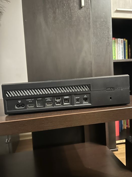 vand xbox one+18 jocuri+incarcator micro usb+suport de jocuri