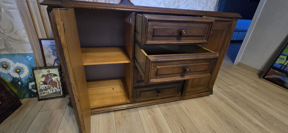 Шкахф от масивно дърво