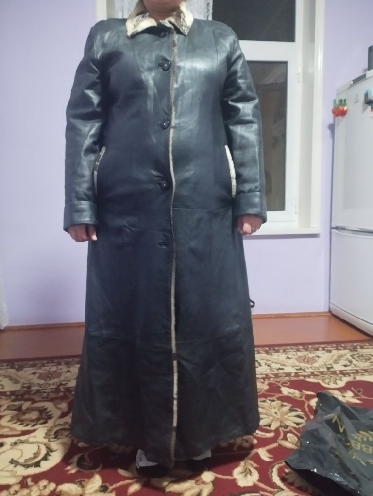 Кожаный плащ женский. чистый кожа размер 52.54оладиган телефон килинг.