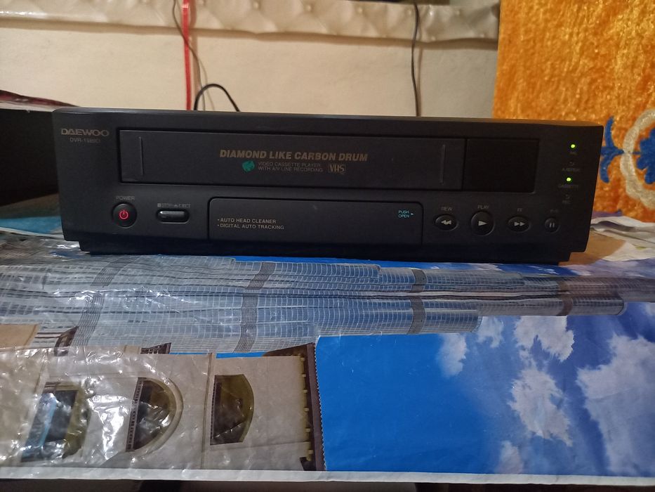 Видеомагнитафон сотилади