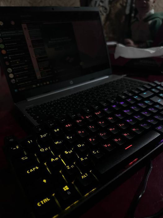 Клавиатура светится разноцветными цветами