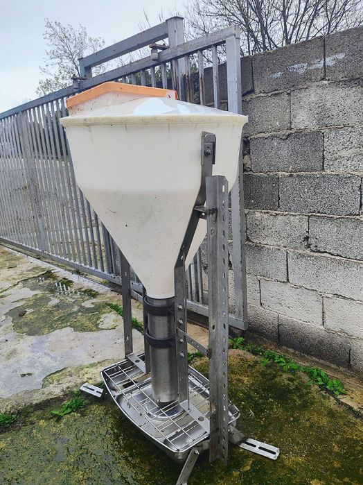 Неръждаема бункерна хранилка