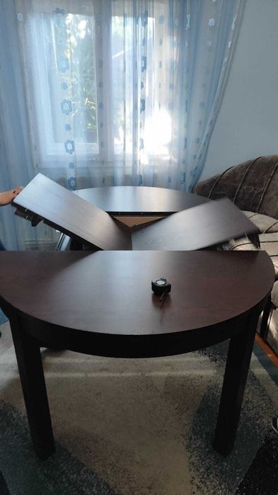 Masă extensibilă din lemn masiv cu 4 scaune cadou.