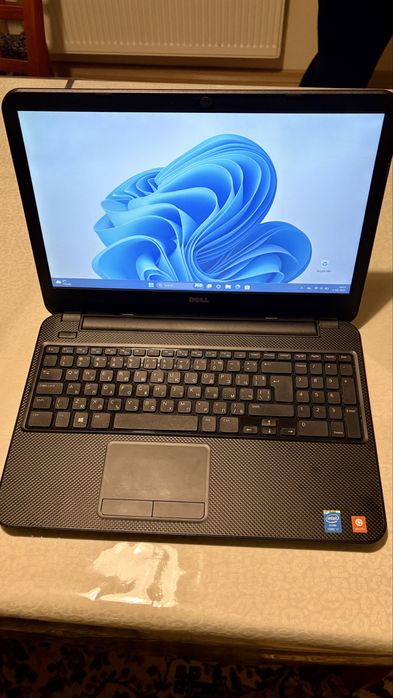 Лаптоп Dell Inspirion 3537