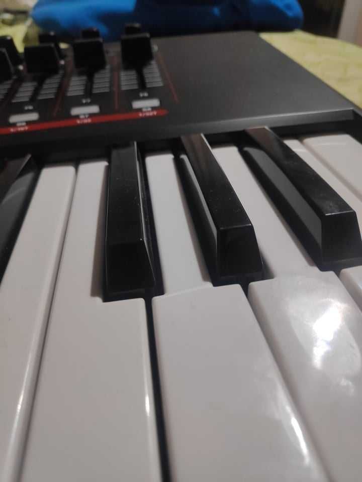 Akai Mpk 261 - midi keyboard