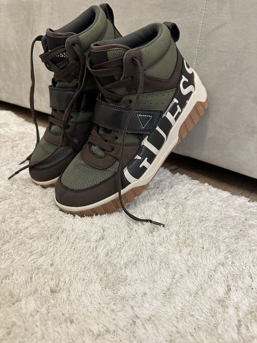 Vand adidasi noi Guess adusi din State , marime 42,5