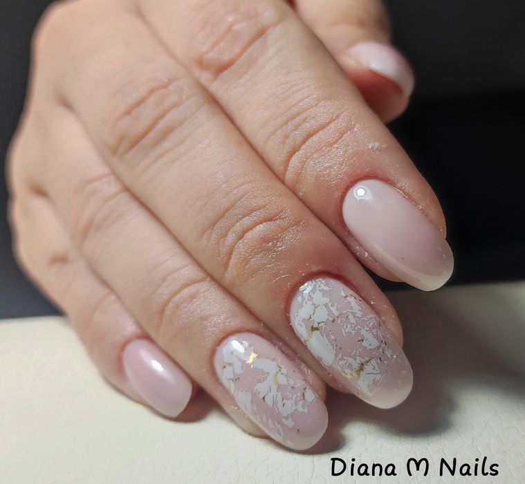 Unghii cu gel și oja semi