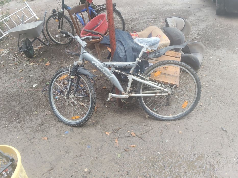 Vând bicicleta plus inca o janta