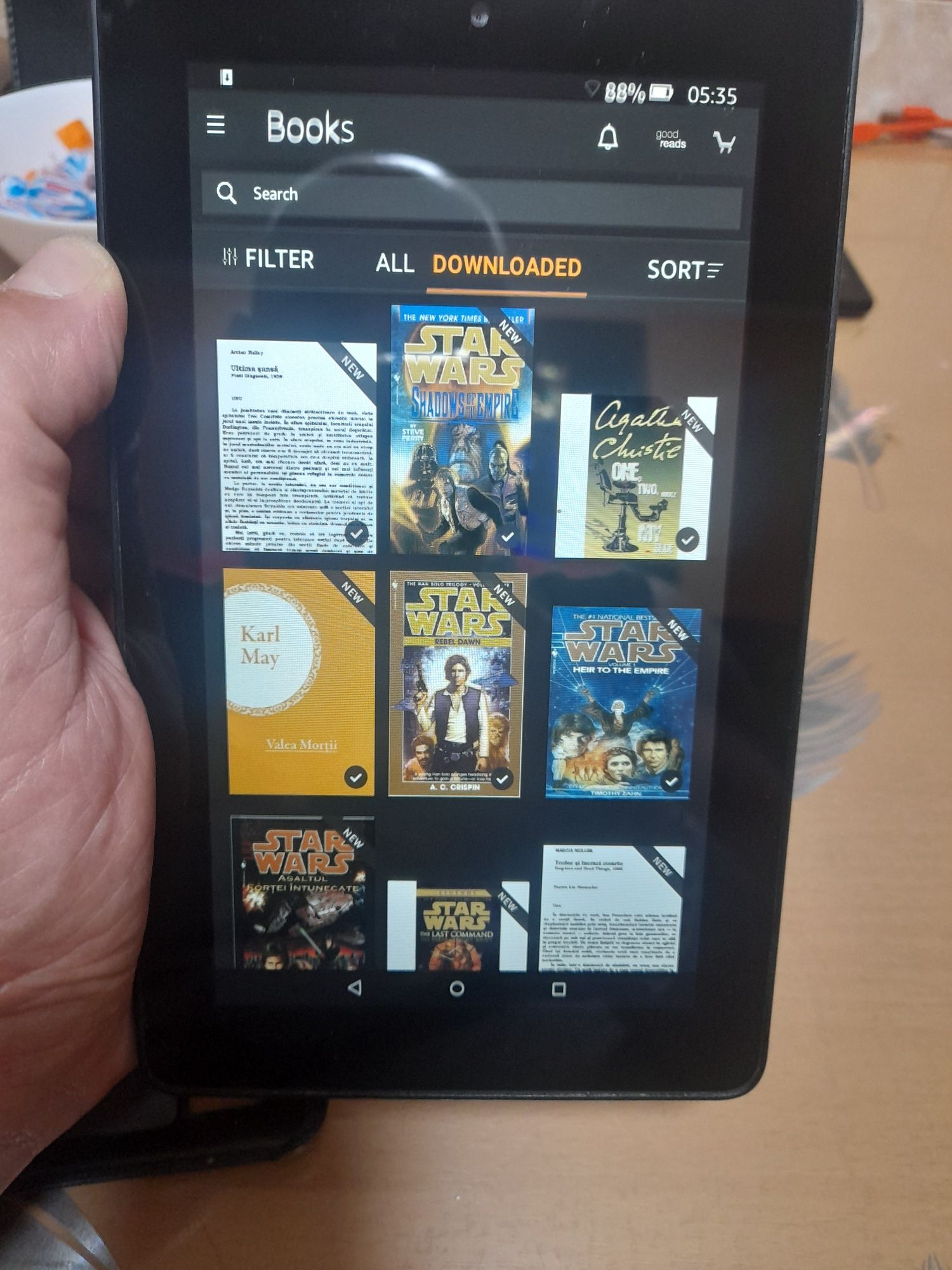 Vind amazon fire cu peste 2300 de cărți în limba română