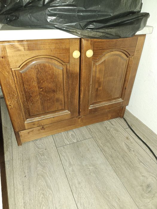 Масивен дървен шкаф с плот за кухня