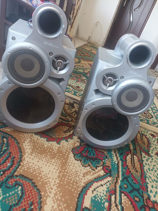 Boxe cu tub de bass incorporat