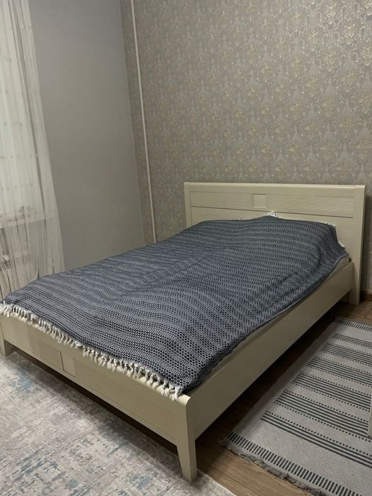 Продам спальную кровать с матрасом
