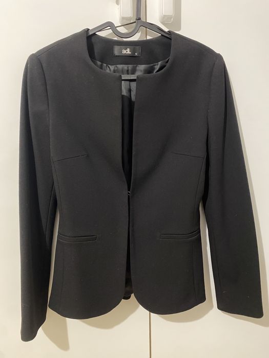 Дамско черно сако на марката ADL